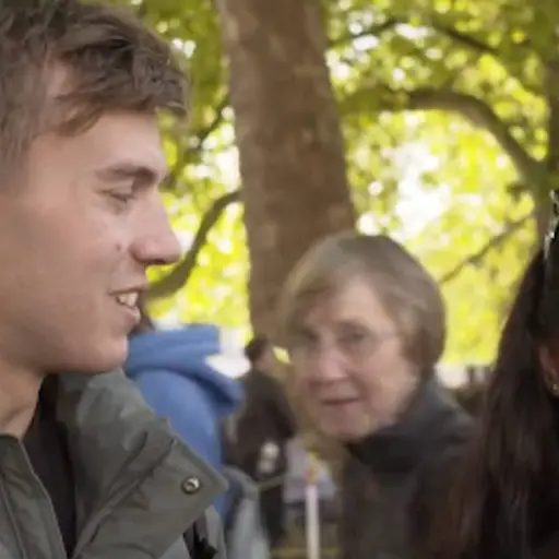 Jack y Zoe se 'flecharon' mientras hacian cola para entrar a ver a la reina Isabel II ,