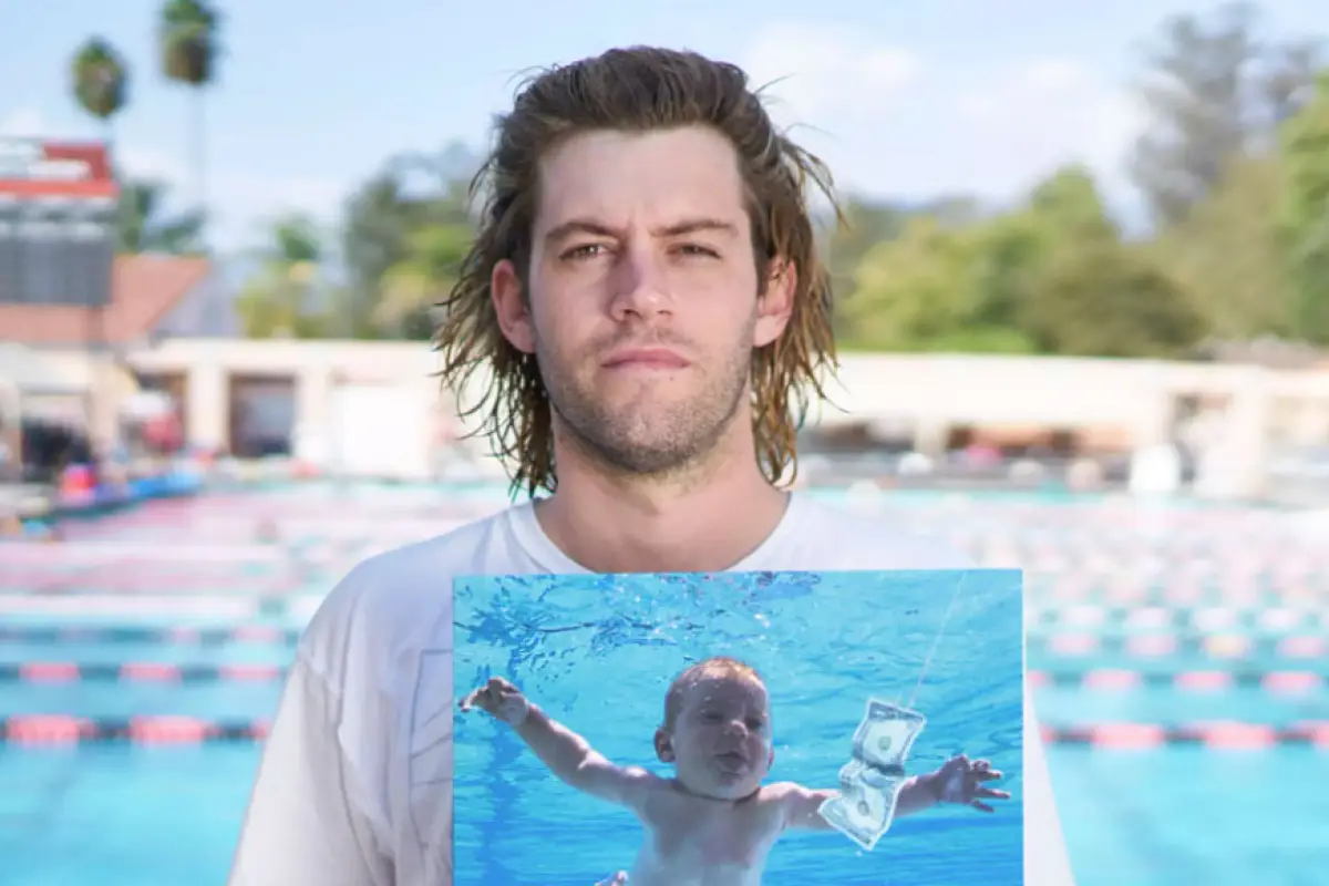 Spencer Elden, con la portada del disco "Nevermind" de Nirvana, 