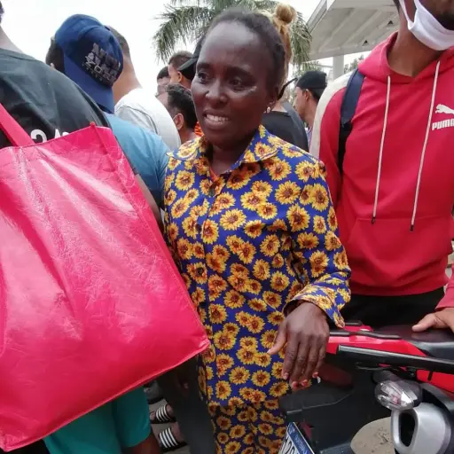 Ciudadana de Angola con heridas en los pies debido a que estaba descalza en Chiquimula. / Foto: IGM