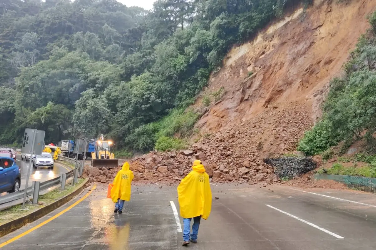 Derrumbe obstruye tres carriles de la ruta Interamericana, 