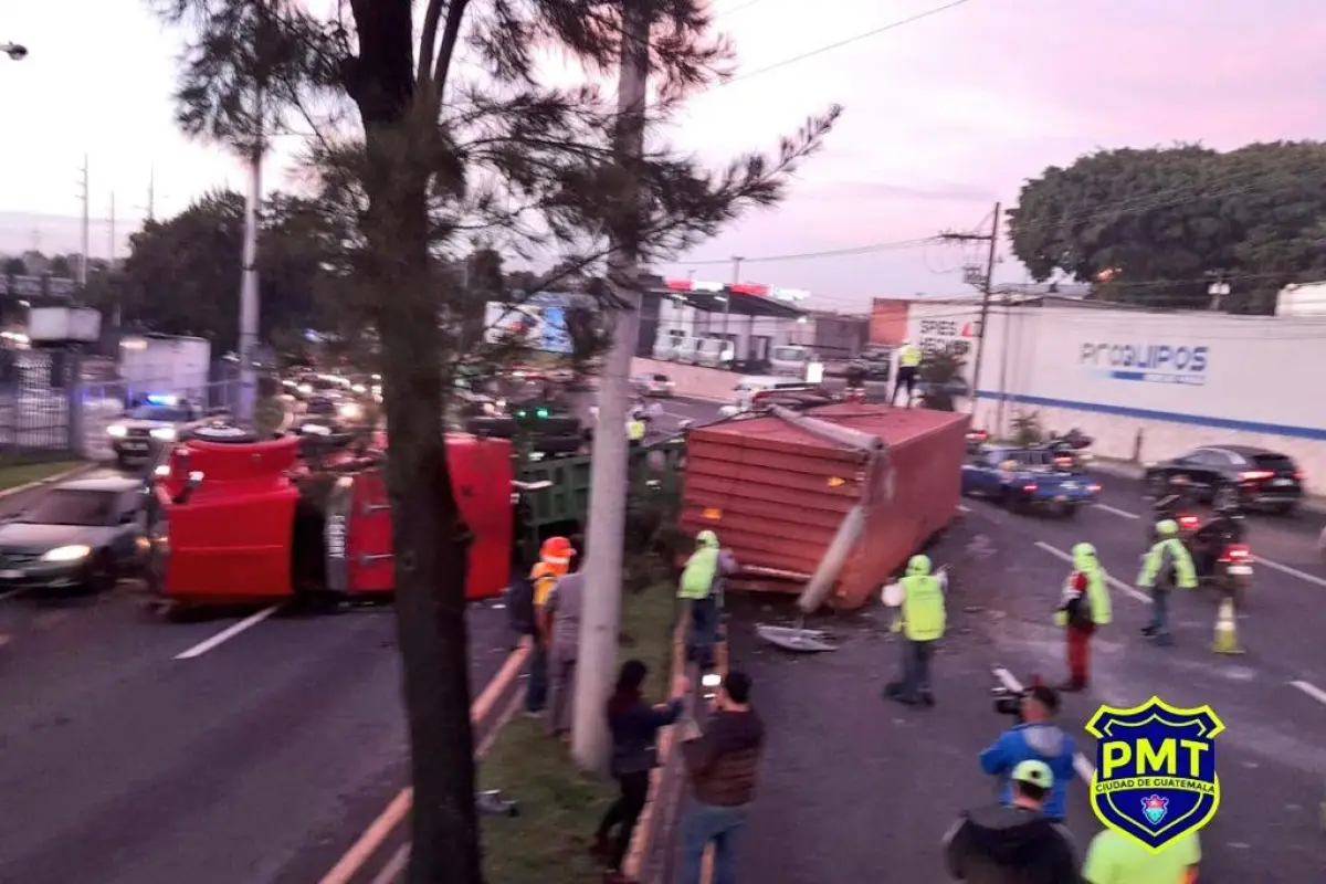 accidente-de-transito-trailer-volcado-periferico-31-agosto-2022-pmt.jpg, 