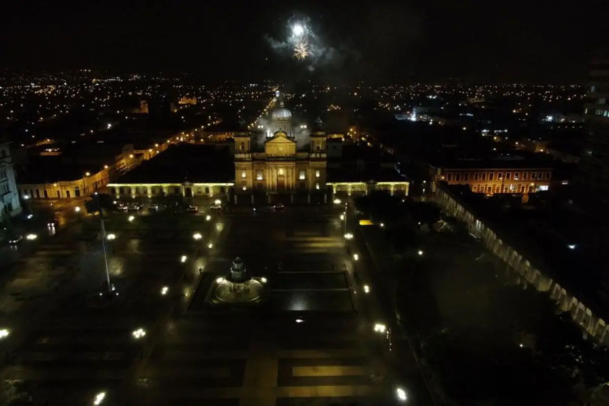 ciudad-luz-iluminacion-plaza-constitucion-1.jpg, 