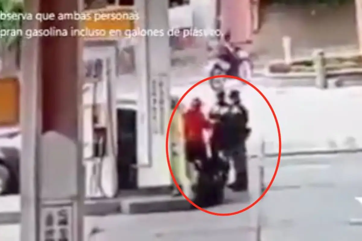Agentes de tránsito habrían comprado gasolina con tarjeta de débito extraviada, 