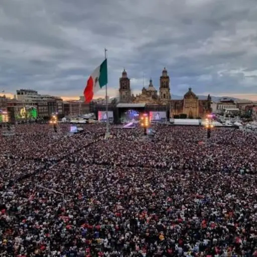 En medio de una estampida, Grupo Firme rompe record en su concierto en el Zocalo ,