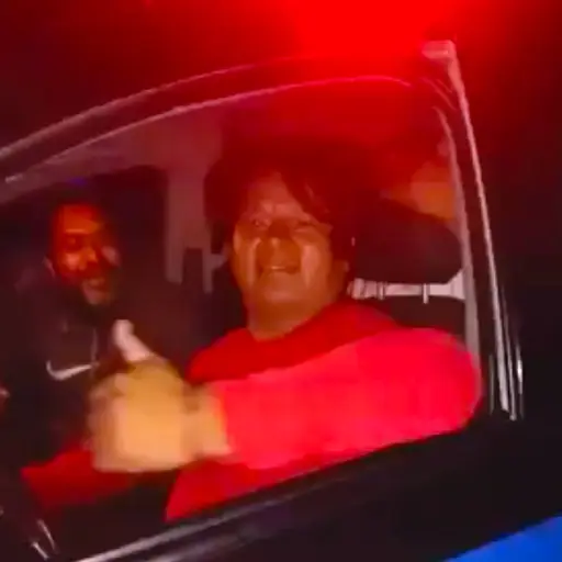 Hombres en estado de ebriedad roban patrulla y graban video ,