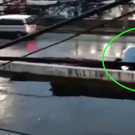 Momento en que cayó uno de los vehículos al agujero de Villa Nueva- ,