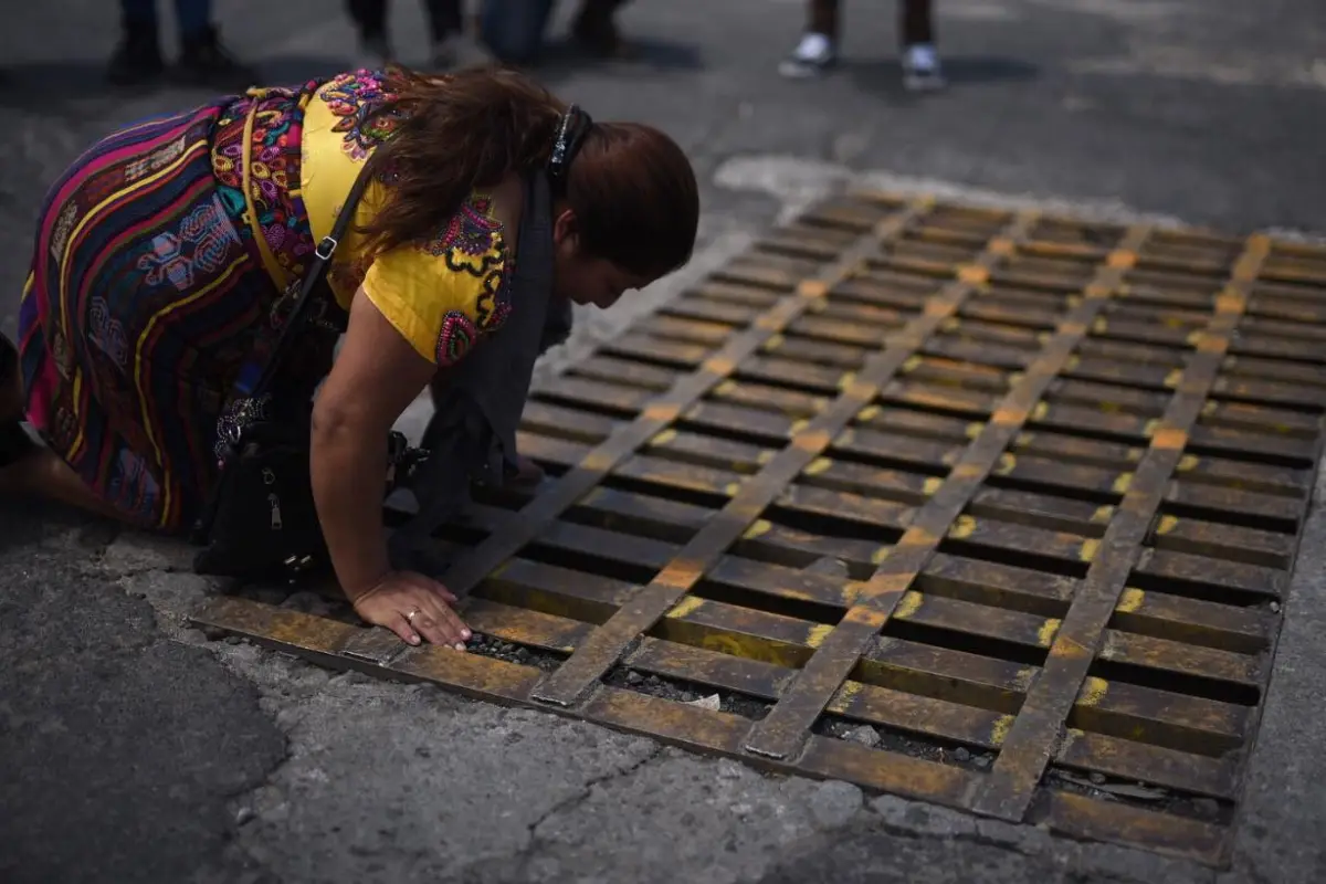 Gritos desesperados de una mujer en busca de dos desaparecidas en los hundimientos de Villa Nueva. / Foto: Edwin Bercián