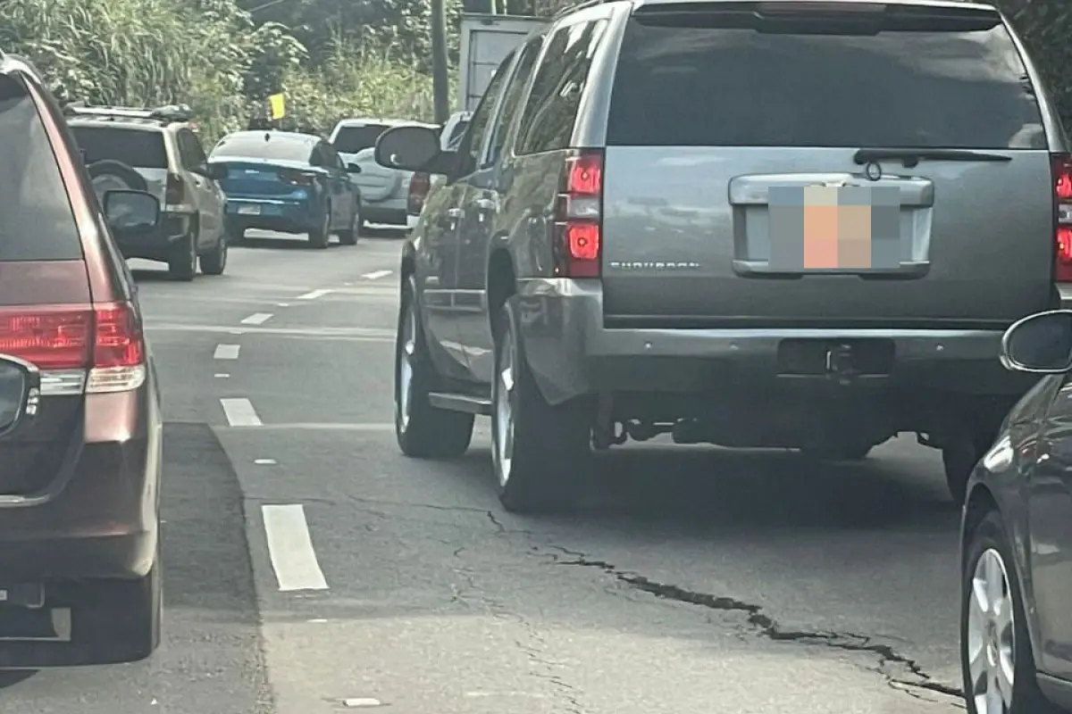 Grietas en carretera a El Salvador. Foto: Twitter/@calmadavenada