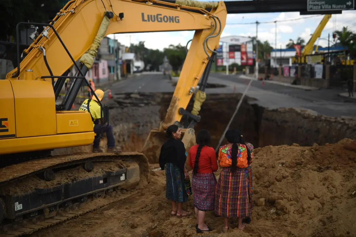 hundimiento-hundimientos-hoyos-en-zona-6-villa-nueva-plaza-26-de-septiembre-2022-foto-edwin-bercian-publinews-4.jpg, 