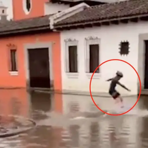 Joven aprovecha inundación en Antigua Guatemala para surfear ,