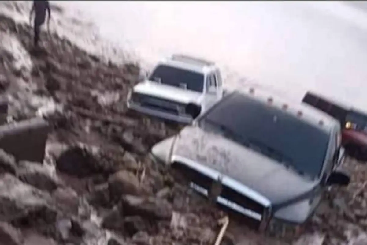 Carros atrapados entre piedras y lodo a orillas de la laguna de Ayarza, 