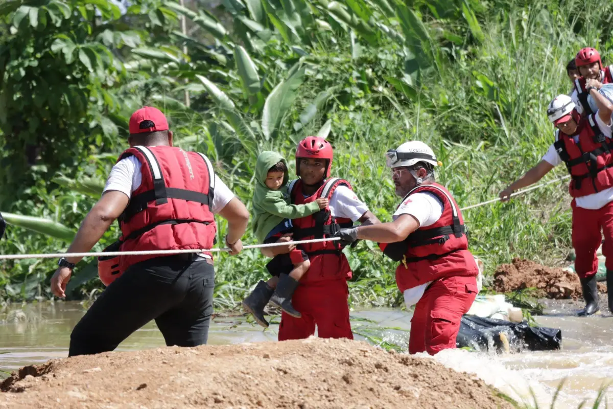 evacuaciones-puerto-barrios-izabal-por-lluvias-en-guatemala-hoy-12-octubre-2022-foto-cruz-roja.jpg, 