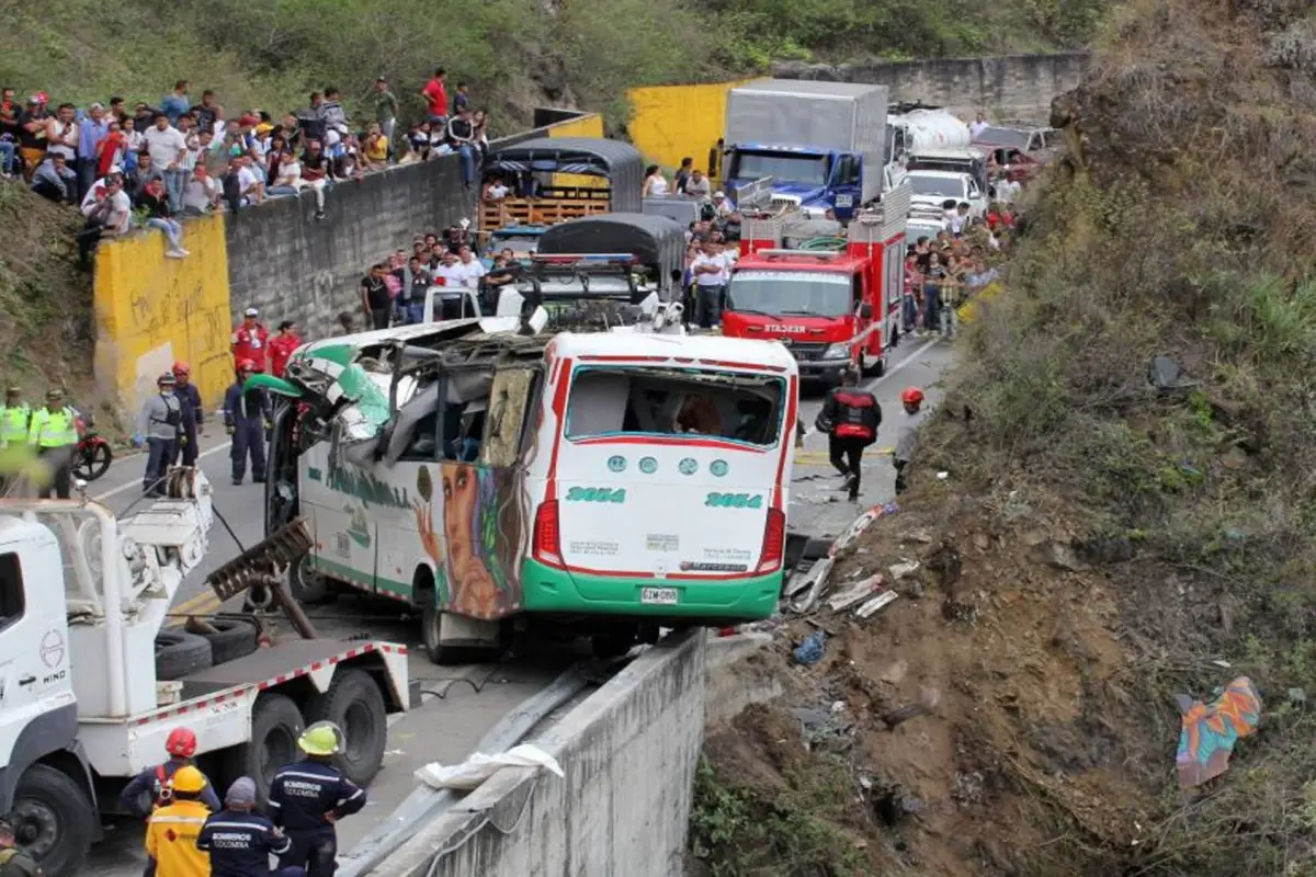 VIDEO. 20 muertos y 15 heridos deja accidente de bus en Colombia, 