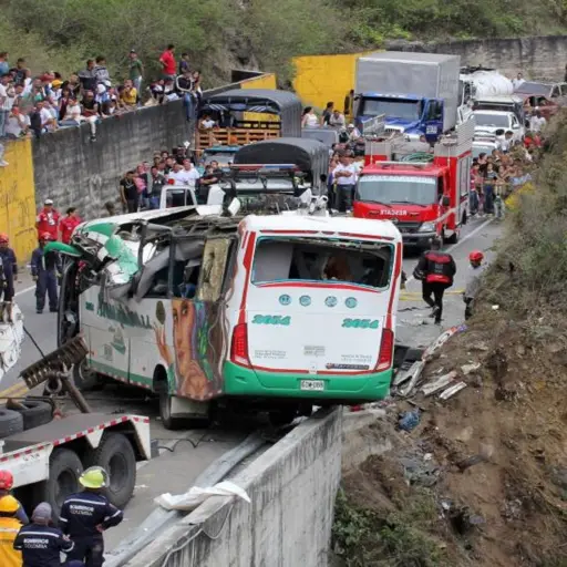 VIDEO. 20 muertos y 15 heridos deja accidente de bus en Colombia ,