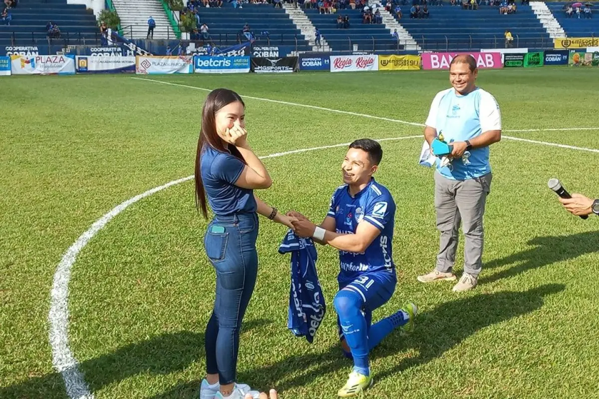 Cesar-Calderon-Jugador-de-Coban-se-compromete-en-el-estadio-Jose-Angel-Rossi-5.jpg, 