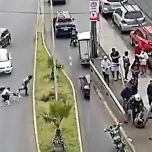 Conductor atropella a motoladrones que asaltaron a pareja de adultos mayores ,