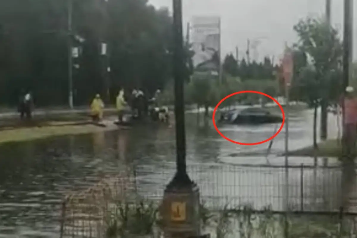 carro queda atrapado en inundación en San Miguel Petapa, 