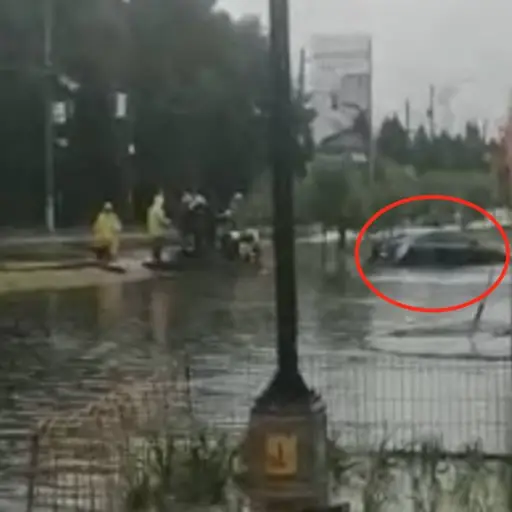 carro queda atrapado en inundación en San Miguel Petapa ,