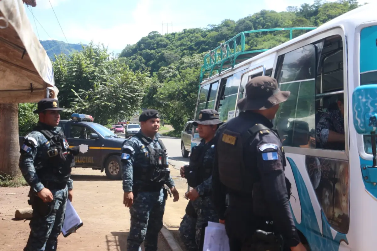 Migrantes venezolanos encontrados en el Km. 177 de la ruta interamericana. Foto: PNC