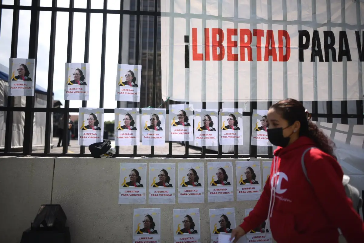 Manifestación a favor de Virginia Laparra, afuera de tribunales. Foto: Edwin Bercián/EU