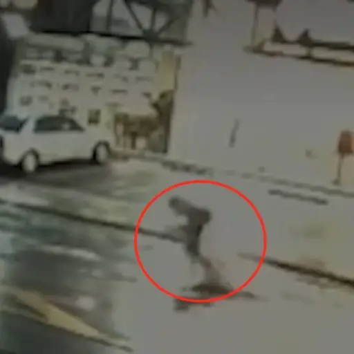 Ciclista cae a bache y muere ,