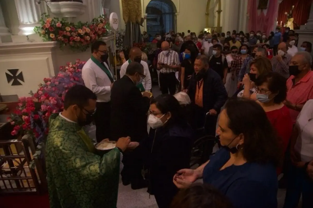 Aglomeración de devotos a la Virgen del Rosario en la Basílica de Nuestra Señora del Rosario. / Foto: Omar Solís