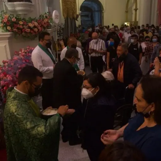 Aglomeración de devotos a la Virgen del Rosario en la Basílica de Nuestra Señora del Rosario. / Foto: Omar Solís