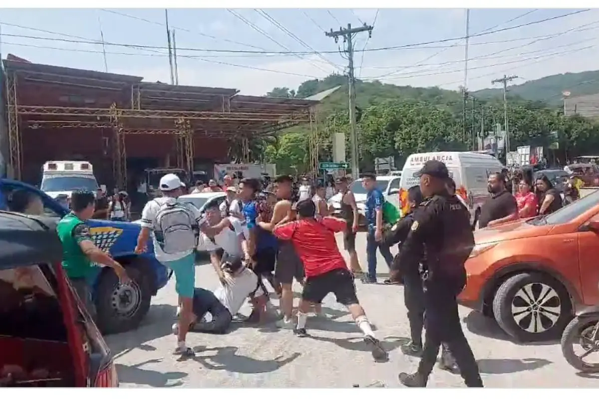 bronca-aficionados-comunicaciones-vs-guastatoya-emisoras-unidas-, 