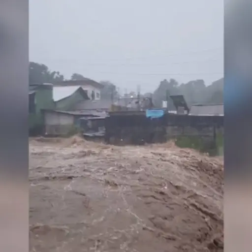 Increíbles imágenes de crecientes repentinas en el río Sis en Mazatenango ,