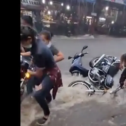 Correntada arrastra varias motos en Mazatenango ,