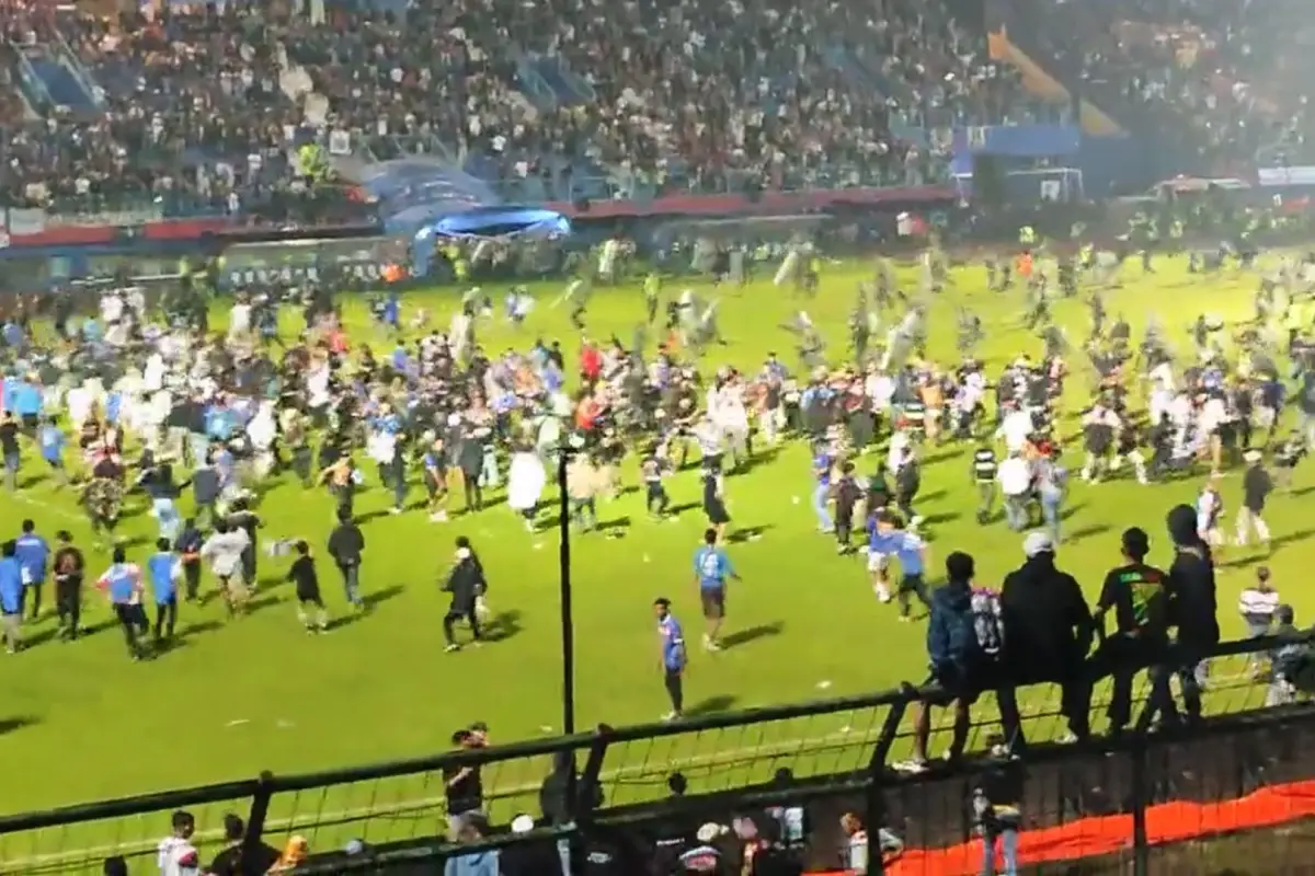 ¡Tragedia en Indonesia! Reportan 127 muertos en estadio de futbol, 