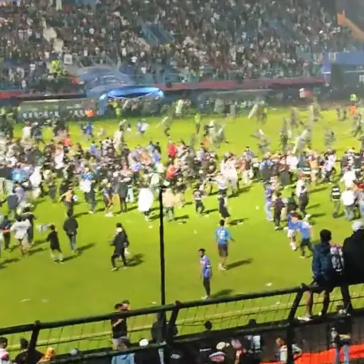 ¡Tragedia en Indonesia! Reportan 127 muertos en estadio de futbol ,