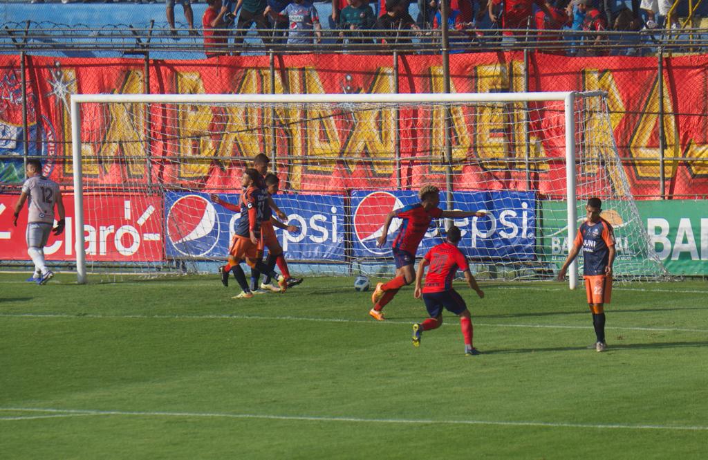 Yasnier Matos celebra su anotación ante el Deportivo Achuapa | 