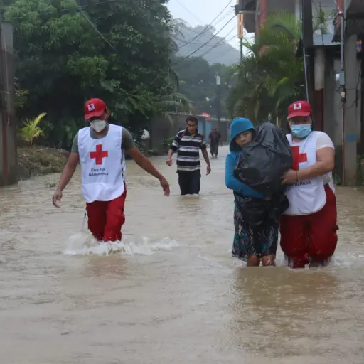 Evacuación en Izabal por inundaciones debido a la tormenta Julia. / Foto: Cruz Roja Guatemalteca