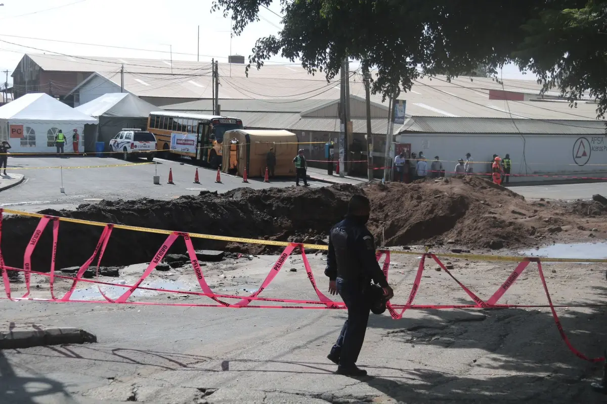 busqueda-de-mujeres-en-socavamiento-hundimiento-en-zona-6-de-villa-nueva-lluvias-y-desastres-en-guatemala-28-de-septiembre-2022-foto-alejandro-chet-publinews-12-1.jpeg, 