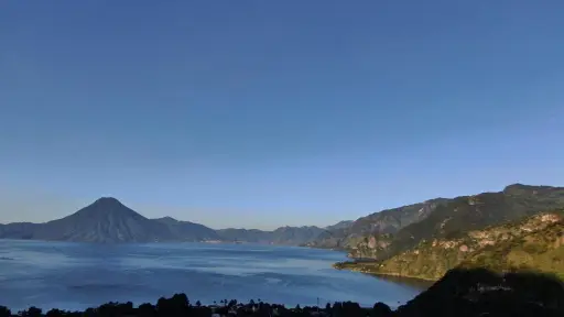 Helicóptero cae al lago de Atitlán; sigue búsqueda de tripulantes