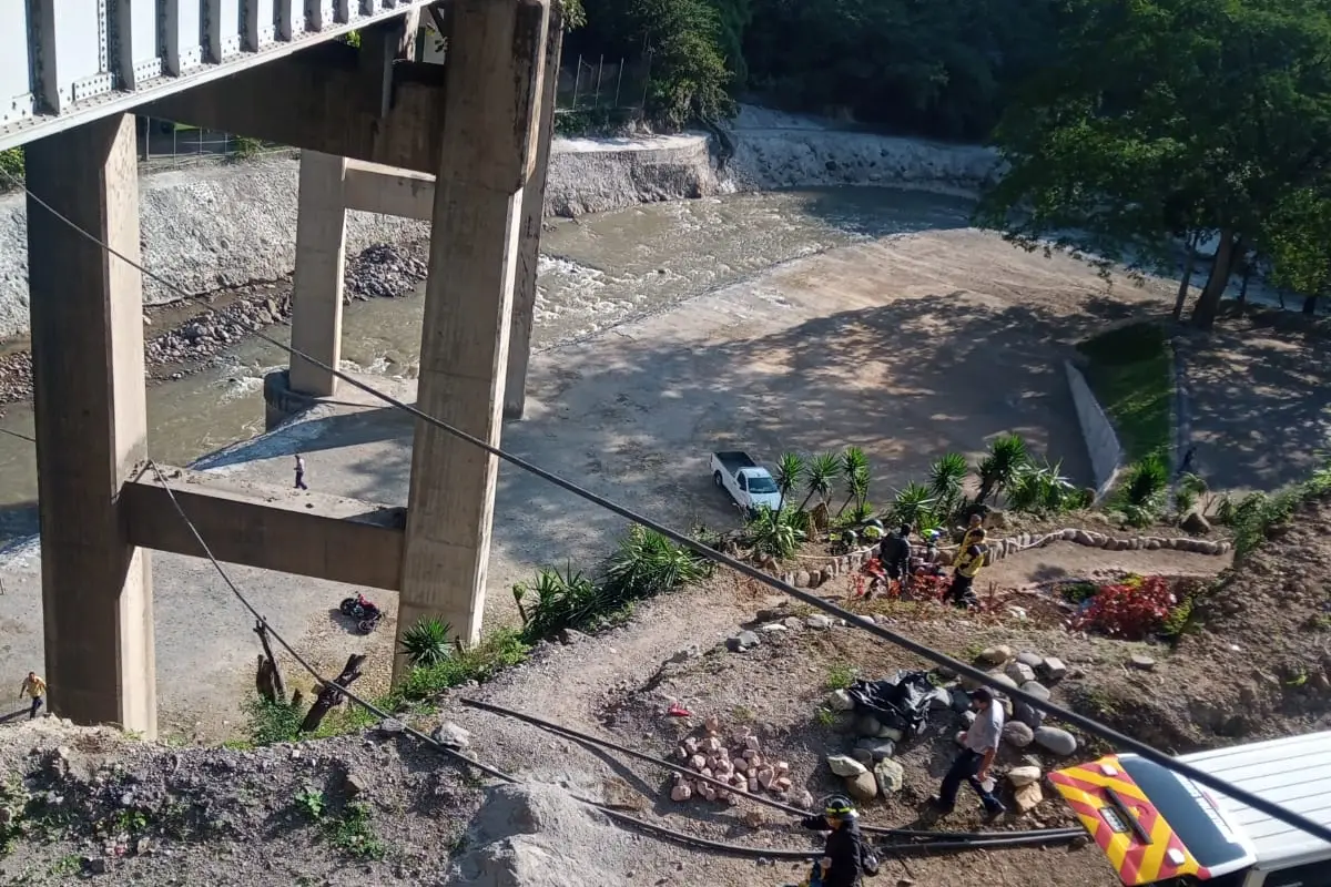 Pareja termina debajo del puente Corozal en la ruta al Atlántico. / Foto: CVB