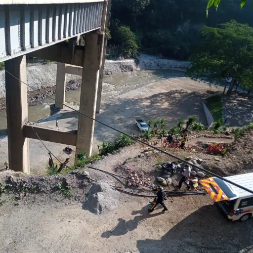 Pareja termina debajo del puente Corozal en la ruta al Atlántico. / Foto: CVB