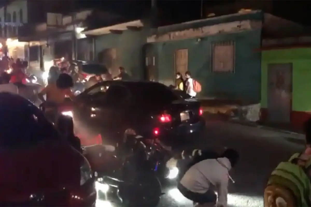 Carro arrolla a un grupo de motociclistas en Escuintla, 