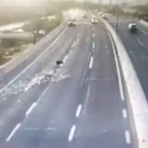 Video del momento en que delincuentes arrojan dinero en autopista para no ser detenidos ,