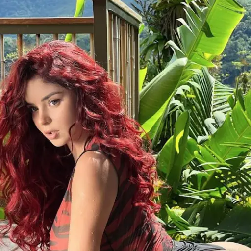 Demi Rose es captada nadando en topless en Costa Rica ,