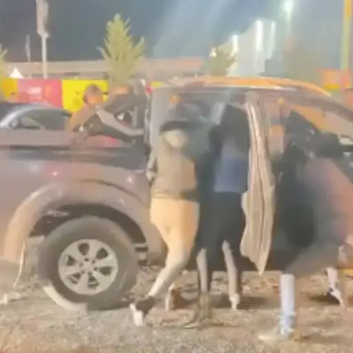 Camioneta le pasa por encima a mujer tras rina ,