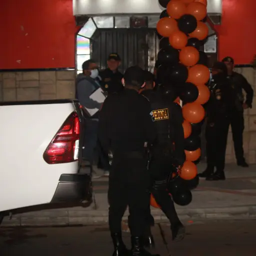 Operativo durante la ley seca en dos discotecas de la ciudad de Guatemala. / Foto: PNC