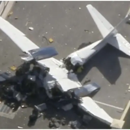 Avioneta se estrella contra edificio y deja dos muertos ,