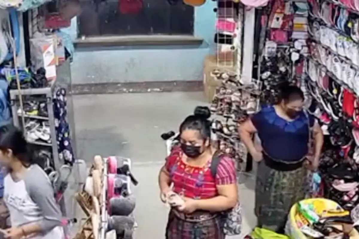 VIDEO. Exhiben a dos mujeres que robaron zapatos en negocio de Rabinal, 