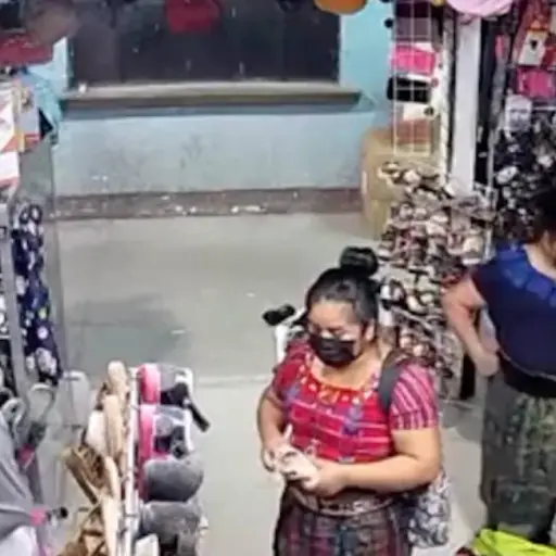 VIDEO. Exhiben a dos mujeres que robaron zapatos en negocio de Rabinal ,