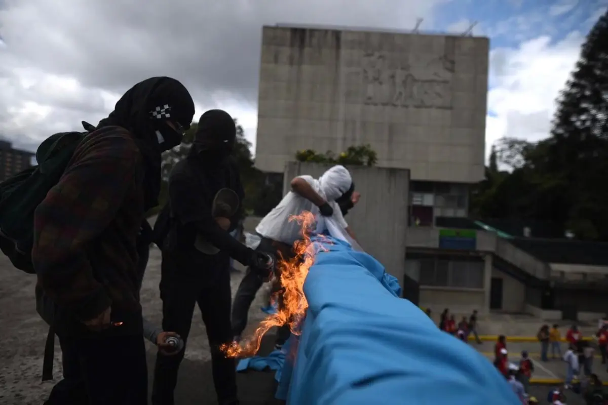 queman-bandera-frente-a-la-municipalidad-de-guatemala-dia-de-la-revolucion-danos-1.jpeg, 