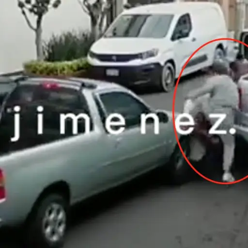 Conductor atropella a motoladrones y frustra robo a una mujer ,