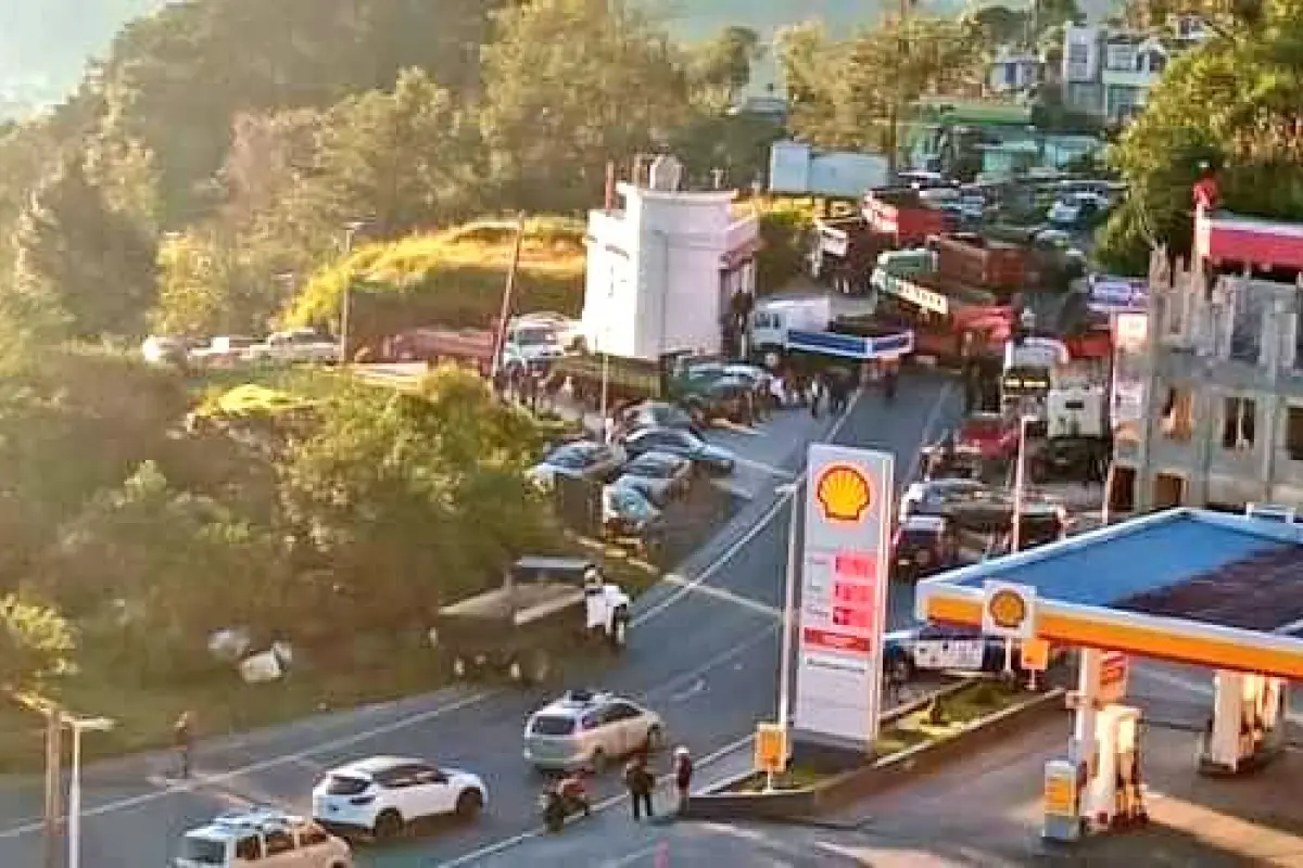 Bloqueo en la carretera que conduce de la cabecera departamental de San Marcos a la zona costera. Foto: EU Xela