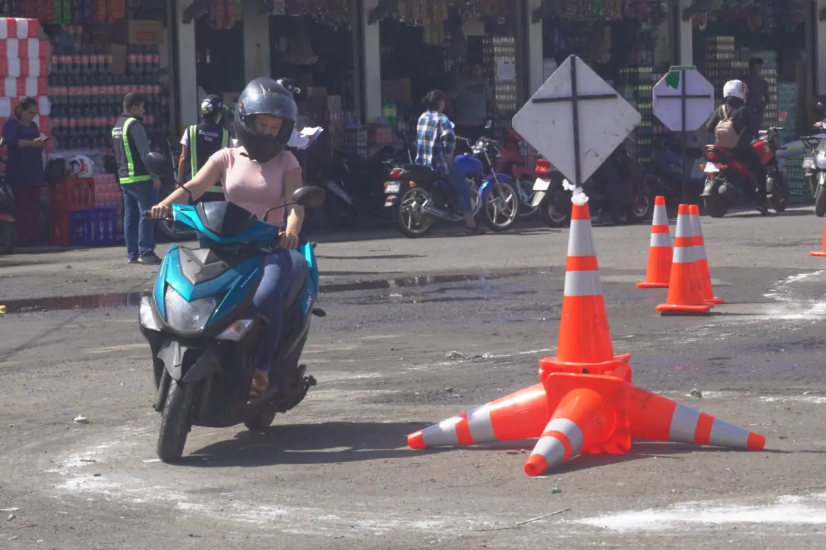 Evaluación en Escuintla a participantes en programa Motorista Segura. / Foto: Tránsito PNC